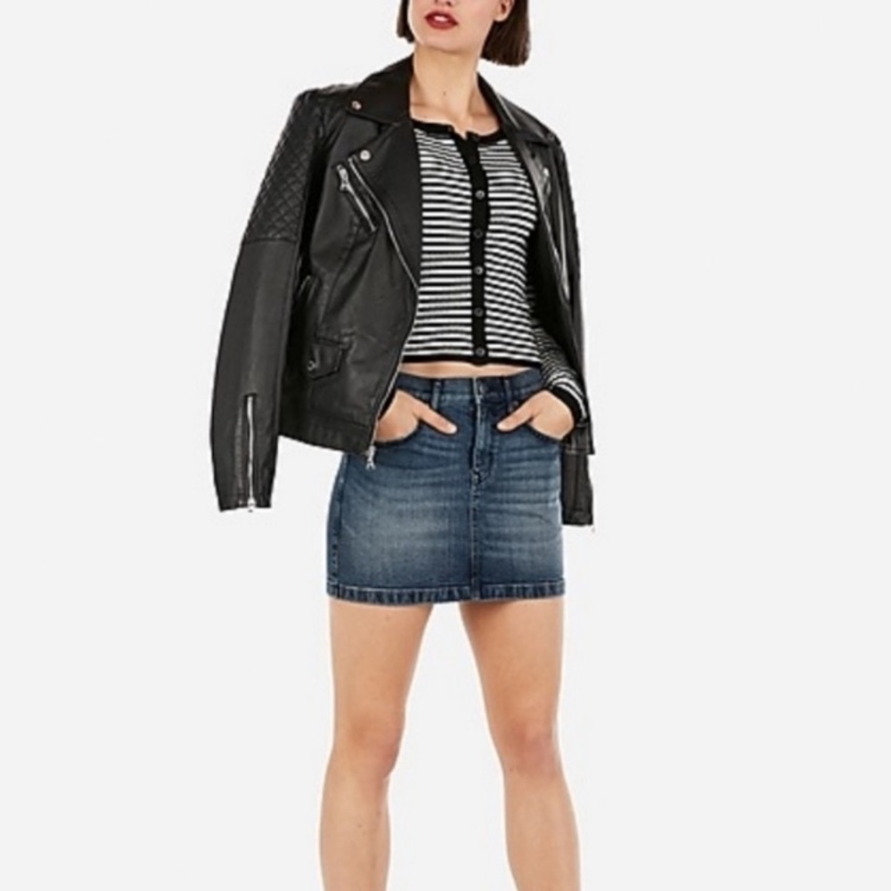 NWOT  Express mid rise denim skirt 💚